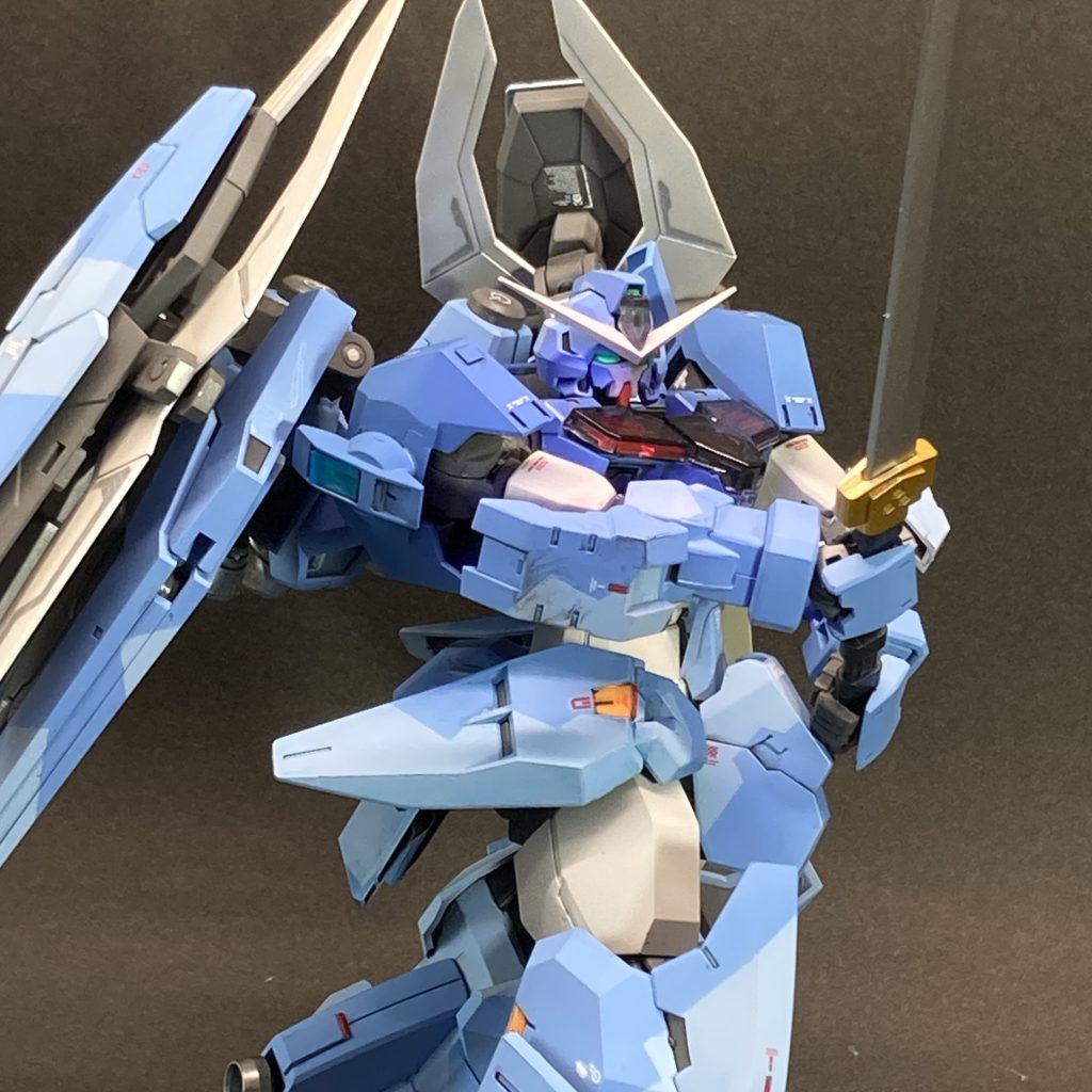 しっかりした計画もないままに、行き当たりばったりな部分も多い製作となりましたが、それはそれで楽しいものでした。自室で他の作品と共に並べてみると、銃を装備したMSの多い中、剣(それも結構長い!)を持ったMSはどこか新鮮でもあります。   最後までご覧いただき、ありがとうございました。