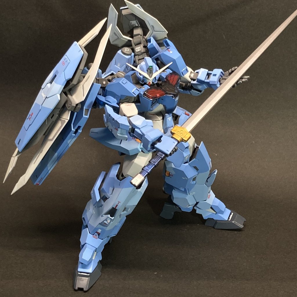 ミキシングは・・・ 頭、肩、胸部は主にソーン、下半身は主にウルのパーツです。そこに、各種ガンプラのジャンク、30MMのパーツなどを組み合わせています。 腕は、ジャンクの箱からですが、何の腕だったか・・・。つま先にはエクシアのスリッパを履かせて、つま先を大きく、かつ、ハイヒール化で脚を長くしています。腹部も延長しています。そんなこんなで、HGとしてはちょっと大きめサイズになりました。 頭部はソーンのパーツがベースですが、ソーンのまんまにならないように、頬のガードとアンテナの形状を変えています。このアンテナ形状だと、よりガンダム感が出ますね。