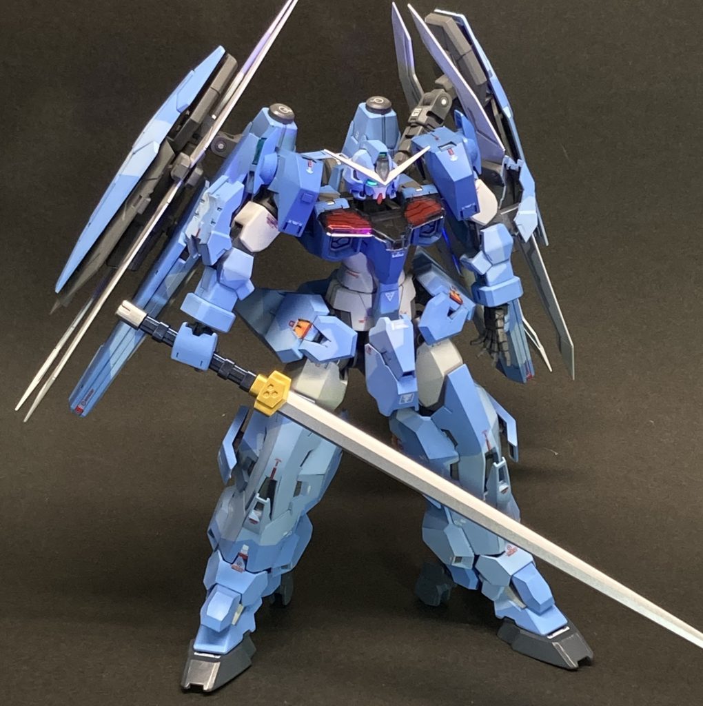 塗装について・・・ ウル、ソーン共に基本的に白い部分以外は単色塗装の機体なので、このアンスールも同様に・・・とも考えたのですが、模型的な見栄えを考慮して、同じ青系の濃淡3色で塗り分けとしました。胸部と肩が1番濃いブルーで、コバルトブルーにほんの少しの赤、白、黒を加えて調色したものです。手足、バインダー等は、明るいブルー2色のスプリッター迷彩にしました。これは、前述の濃いブルーをベースに、加える白の量で差を付けた2色です。ソーン、ウルとの共通性を残しつつ、模型的な面白さも、と考えましたがいかがでしょうか?