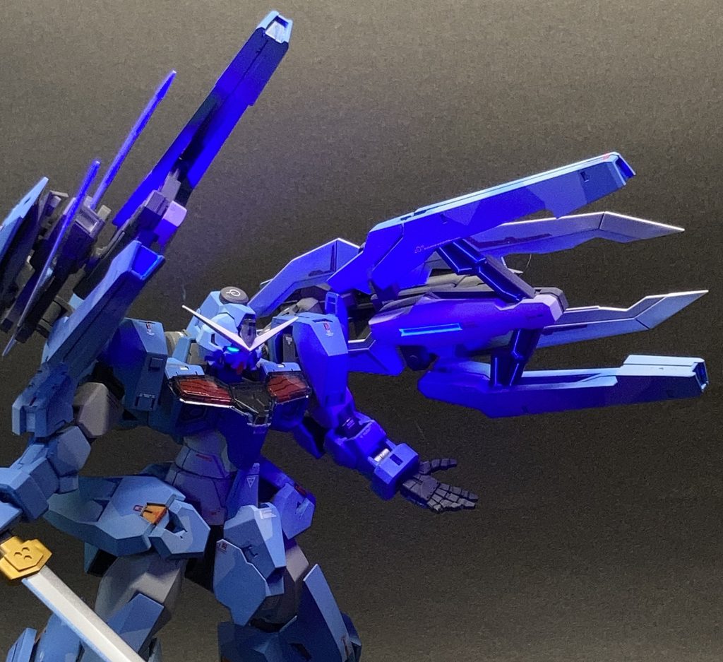 コンポジットバインダー その2 バインダー内側に設置されたフェーズドアレイキャノンを展開した状態。部分的に蛍光ブルーを流し込んでみました。そもそも、攻撃対象の方向へ向けて撃つものなのか?っていう疑問もありますが、見栄え的には攻撃方向に向けたいですよね?えっ、違う?