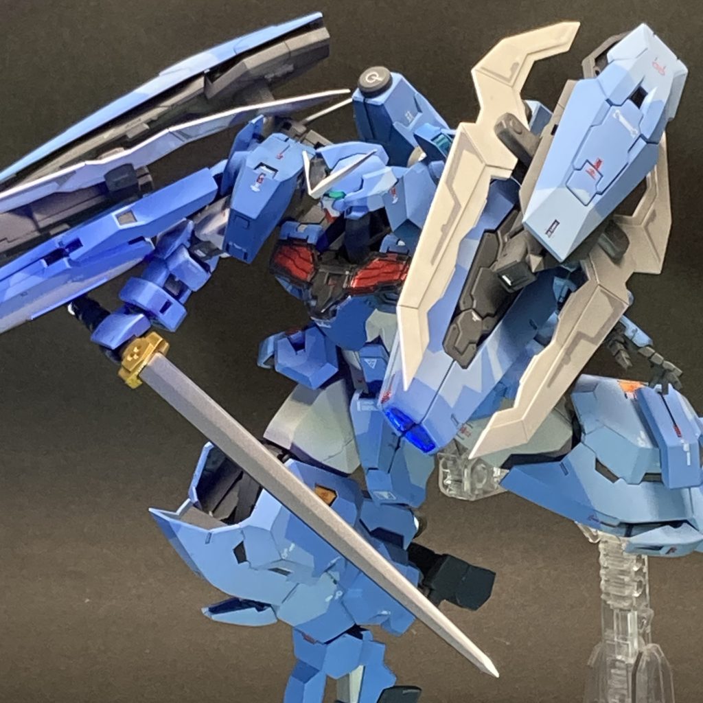 コンポジットバインダー その1 両肩のバインダーは、シールドの下にクロー型のブレードを備え、さらにその下にはフェーズドアレイキャノンが設置された攻防一体型の多用途バインダーとなっている。(・・・っていう設定)  クロー部分は、「神盾騎士・阿基里斯」という中華キットから。魅力的なパーツが多くて送料込みでも2000円台(当時)だったので、いつか使おうと買っておいたものです。