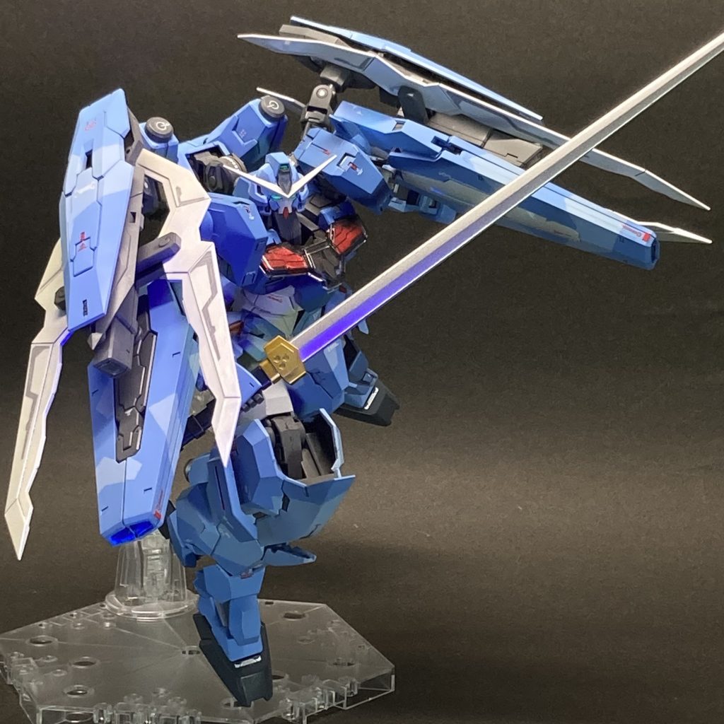 コンポジットバインダー その3 特に近接戦闘の際には、クローを展開して、突く、挟む、切り裂く等の攻撃も可能。(・・・っていう設定) 実戦で、このクローで挟んだり切ったりするのか?と、そんな気もしますが・・・。学園内での決闘なら「あり」かも知れませんね。 バインダー取り付けにはコトブキヤのジョイントパーツを利用しているので、あらゆる方向にフレキシブルに可動させることができます。