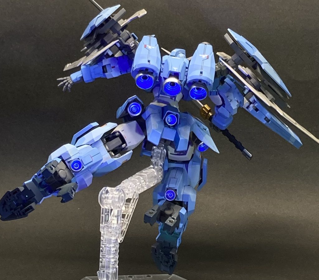 バックショット 大小8基のバーニアを備え、ウル、ソーンを上回る高機動性を誇る。特に3つのユニットからなるバックパックは、それぞれがフレキシブルに可動し、複雑な機動を可能にしている。(・・・っていう設定) バックパックは、中央がウルの肩パーツ、両サイドがウルの腕パーツで作りました。それぞれが可動します。各バーニアには、内側に蛍光ブルーを塗装しています。