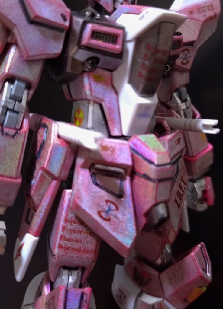 塗膜が弱い💦ガンダムマーカーの一番の難点ですね今考えている新しい手法は「塗装してから墨入れ」という王道から外れた「墨入れしてから塗装」