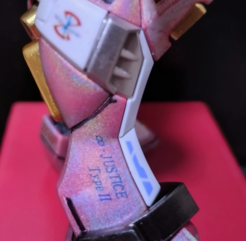 塗装前にモールドをしっかり彫り直してガンダムマーカー墨入れペンで墨入れして、綺麗に拭き取りその上からガンダムマーカーエアブラシで塗装すれば………