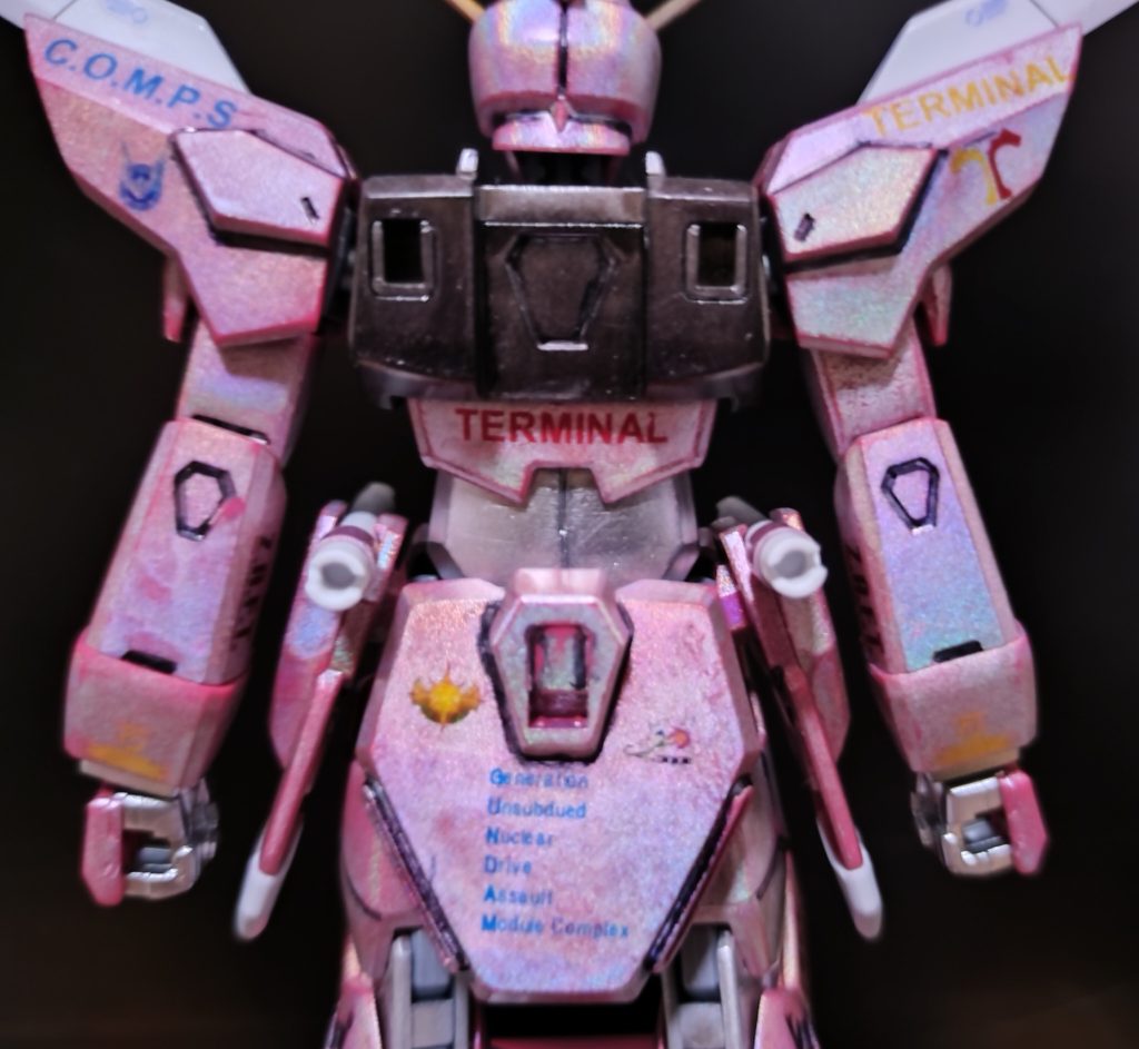 色によっては墨入れが消えるかもですが上手くいけば油性の墨入れの上に綺麗にガンダムマーカーの塗装が乗るのでは