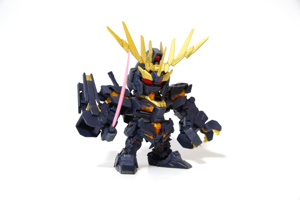 デストロイモードでビームサーベルを持たせましたが、ランドセルから抜くのを忘れてしまいました・・・ 肉抜きされている部分をタミヤエポキシパテ速硬化タイプ(これも初めて使用)で埋めてみましたが、固まるのが早くて扱いが難しかったです。私の場合は普通のタイプのほうがいいかもしれません。