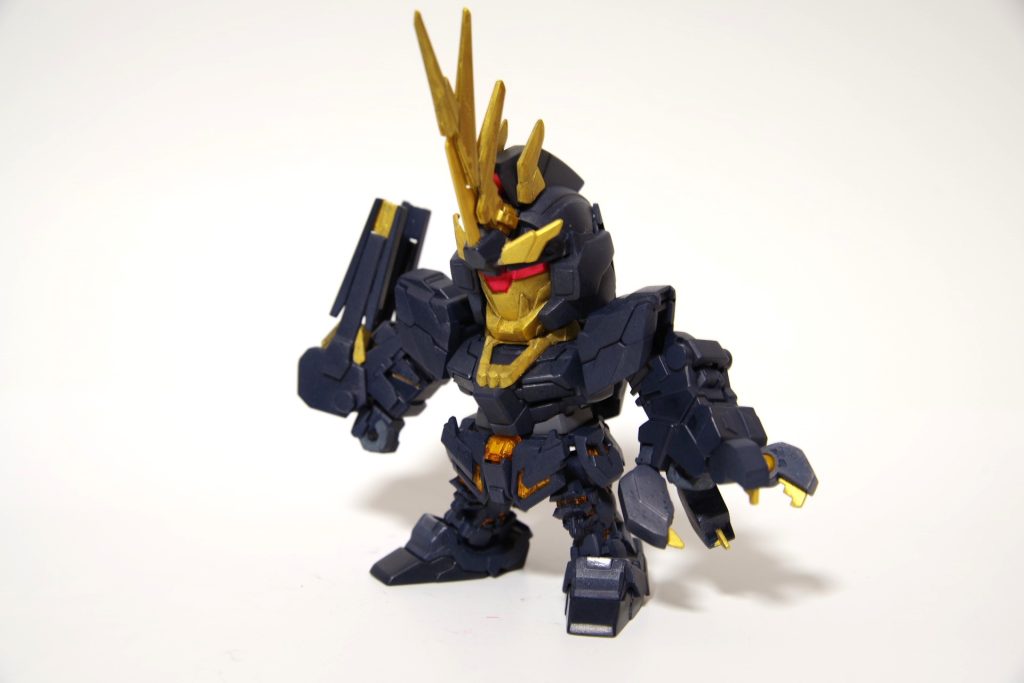 ユニコーンモード(前から) 私はユニコーンモードの姿が好きですね!このBB戦士バンシィは上半身は完全にはユニコーンモードになります。下半身はサイコフレームが見えたままです。