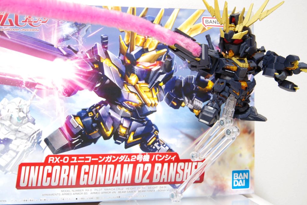 皆さんの作品を見ながらどうしたら特徴ある作品にできるか考えてみました。箱絵のようなアームド・アーマーBSからビームを発射している姿がカッコいいなと思ったので、これをなんとか再現しました。 ビームは100均で買った「モケモケモールタイ極太」という商品です。30本6色入りでした。ちょうどピンクもあり今回の作品に利用しました。レジンで固めて艶が出たほうがビームぽくなるかなと思いましたが、自由に曲げられることを優先して商品そのままです。思った通りになり満足しています。