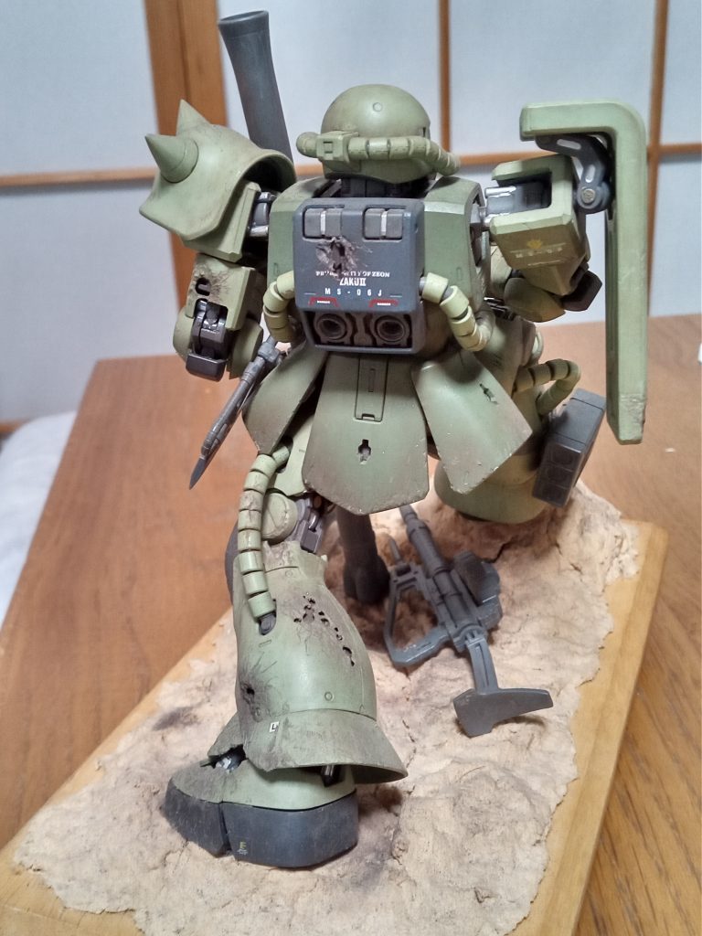 背中デカールごとガリガリ。