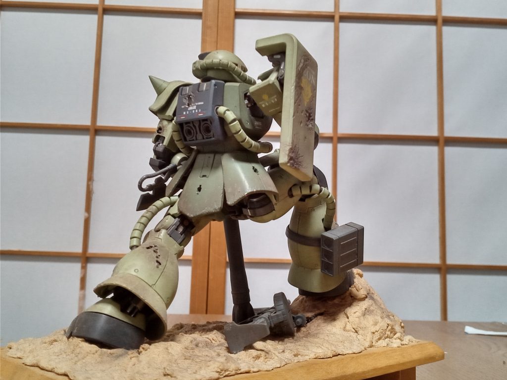 お気づきの通り、外装は成形色パステル粉をこすりつけて汚し