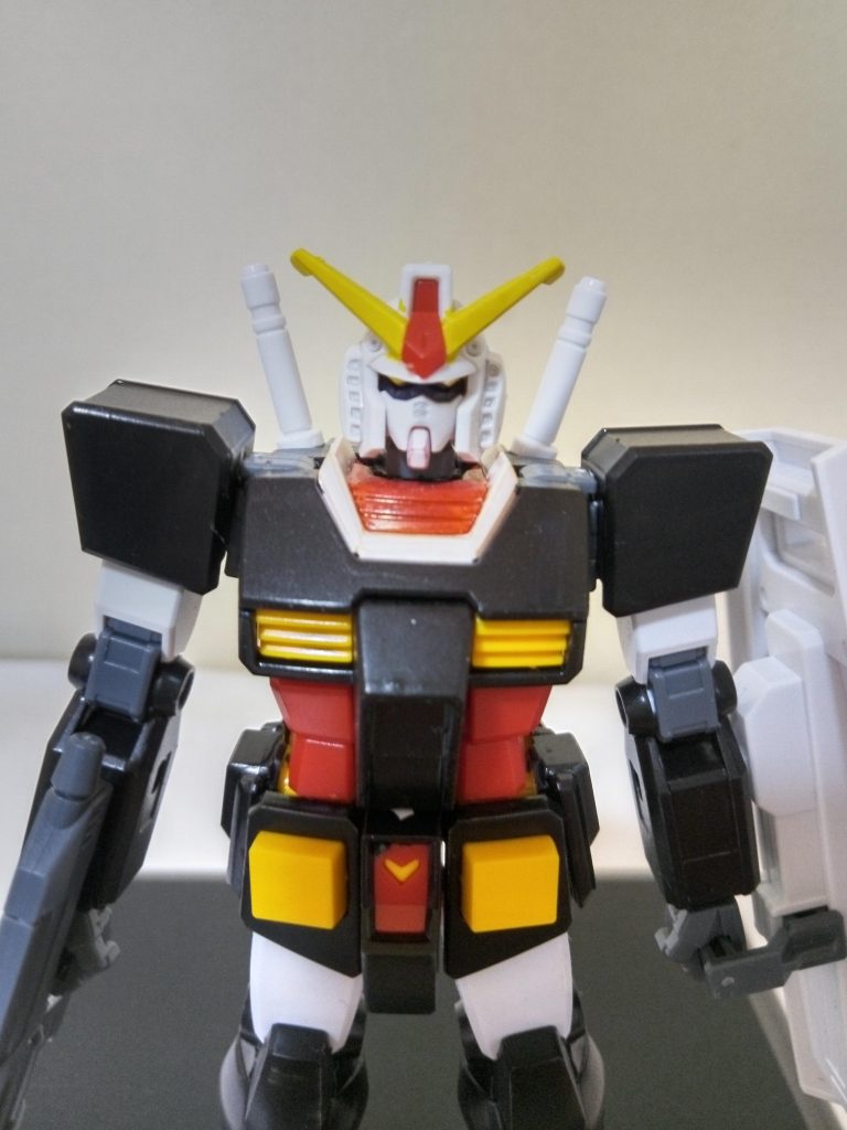 バストアップ。アンテナが黄色くて隈取りが青く、あごが白いのが特徴です。