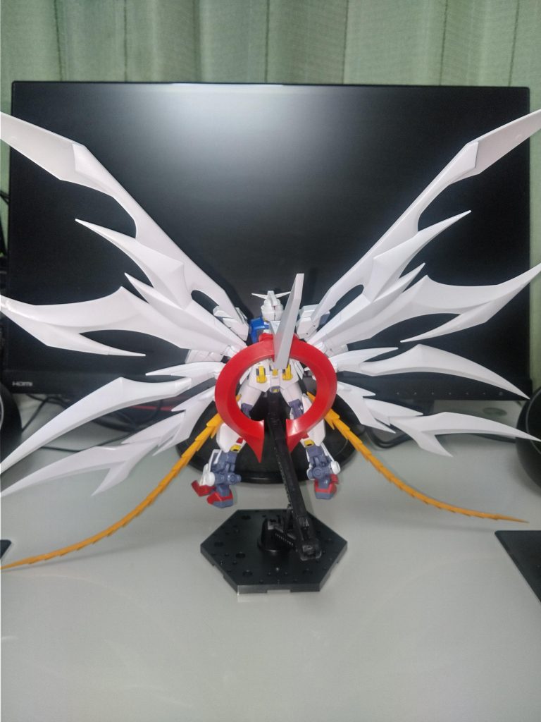 本来、背中の赤い丸部分は上下が逆なんだけど、正位置でつけると羽の中心が後頭部辺りになってしまうので、この形に。