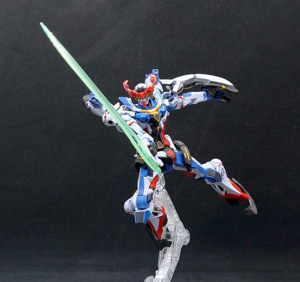 ビームサーベルを構えて1枚サーベルの出力がどれほどか今後が気になりますね。