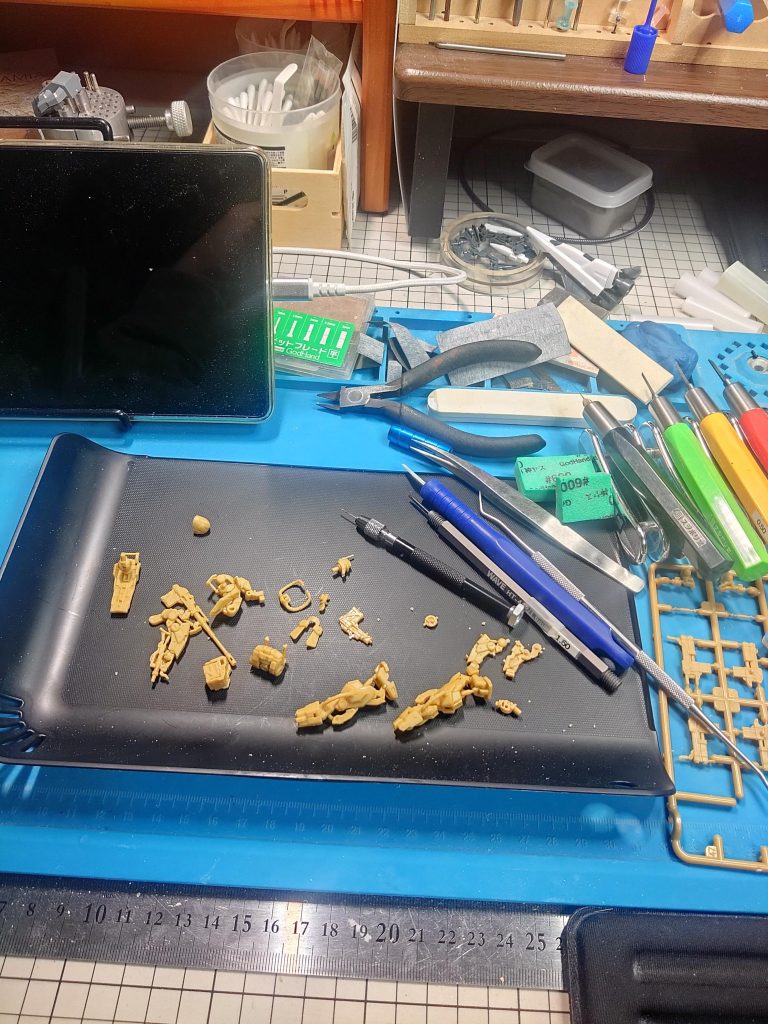 まぁパーツの小さいこと、小さいこと…