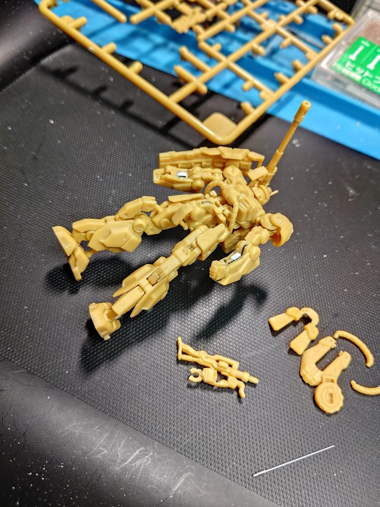  モールドの彫り直し、ヒケ処理、ギターの巻き弦でアンテナ作ったり、キャノンの開口など、なんだかんだでHGのキットを作る位の時間がかかりました…