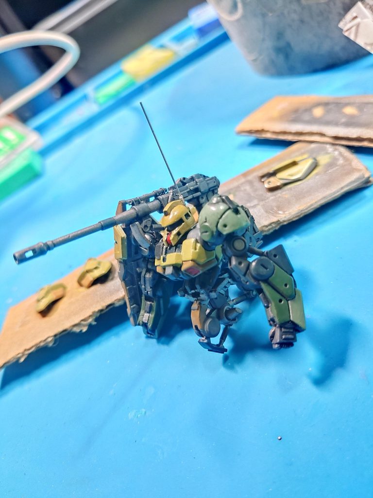 Evoサフのガンメタで下地を作ったら、筆塗りのスタートです…経験上、小さいパーツはウェザリングすると下地が透けたり剥げたりするのでガンメタにしておきます。