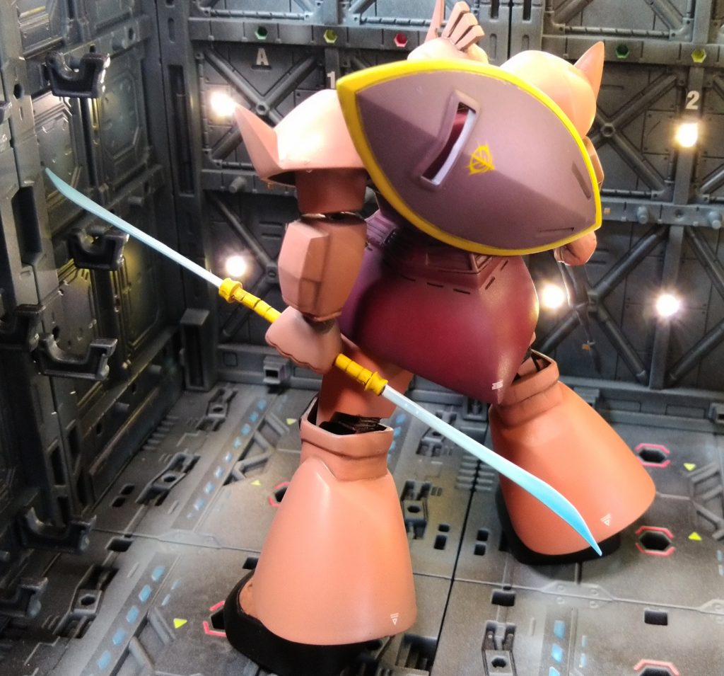 アニメ準拠で薙刀はブルーです。