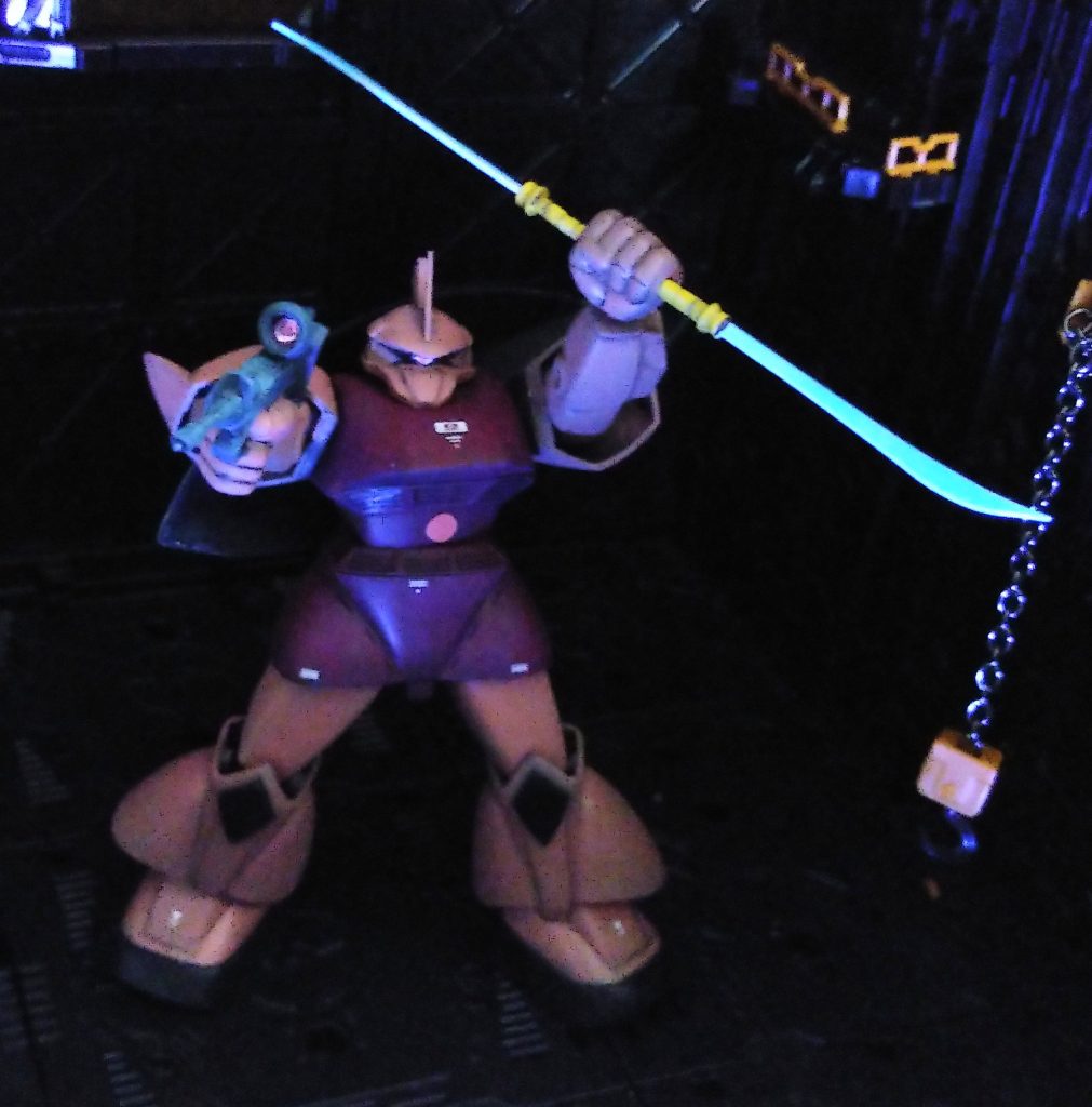 ブルーライトで薙刀とモノアイとライフルが光ります。