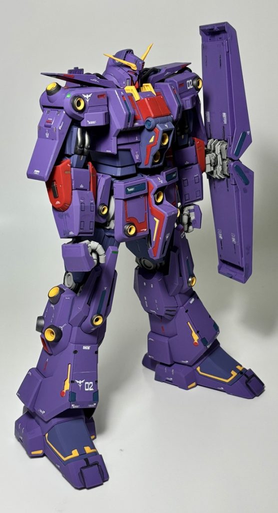 サイコ・ガンダムMk-IIといえば「機動戦士Zガンダム」と「機動戦士ガンダムZZ」に登場しますが、前者はティターンズ(連邦)機としてロザミアが乗り、後者はネオ・ジオン機としてプルツーが乗りますね。カミーユが撃墜したロザミア機を、ネオ・ジオンが回収・修復してプルツーが乗った、とか、ロザミアが乗ったときはまだ未完成でミノフスキーフライト機能を持つシールドが間に合わずMA/フォートレス形態に変形できなかったけど、ネオ・ジオンがそのあたりを完成させた、なんて設定になっているようです。
