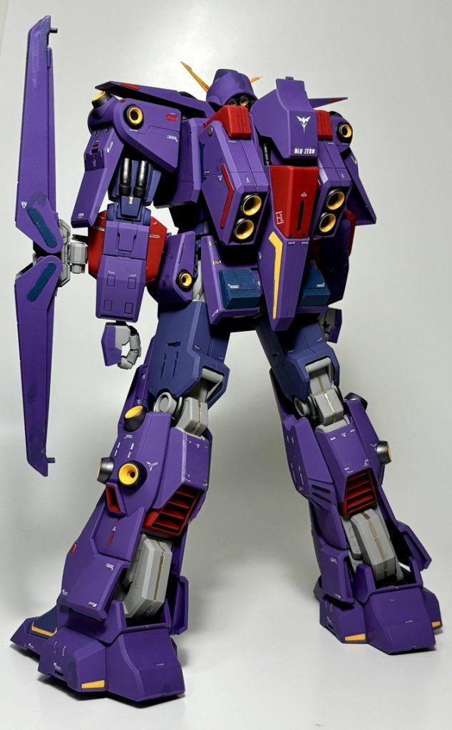 10年以上前にGFF（GUNDAM FIX FIGURATION）でカトキさんによってデザインされた「サイコ・ガンダム Mk-II [ネオ・ジオン仕様]」がメタルフィギュアで販売されましたが、それをモチーフとしながらデカールを貼ったりして、仕上げてみました。まぁ、ガンプラとして発売されたサイコ・ガンダムMk-IIはシールドが付属しているから、最初から「ネオ・ジオン仕様」ですが。。。 