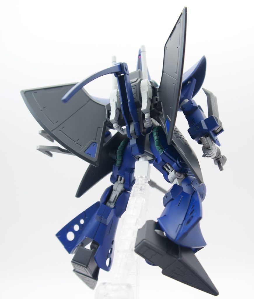 太もものパイプ部分と翼の青い部分はマスキングしてから緑に塗り分けしてます。