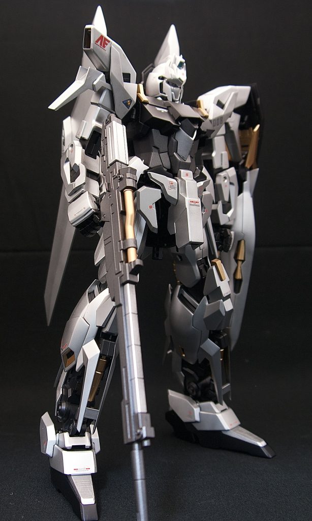 メインカラーはMrカラーのシルバミラークローム2サブはガイアブラックフレームは黒サフ差し色はガイアカッパー胴体部分や武器に少しガンメタサフ使ってる色は今回少なめです