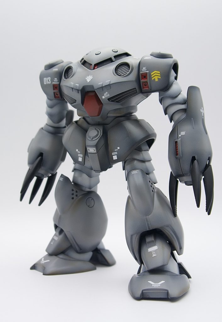 色はあまり変えず、グラデーション塗装とウェザリングマスターで多少汚し合わせ目を消し墨入れ、デカール、マスキングテープによる塗り分け