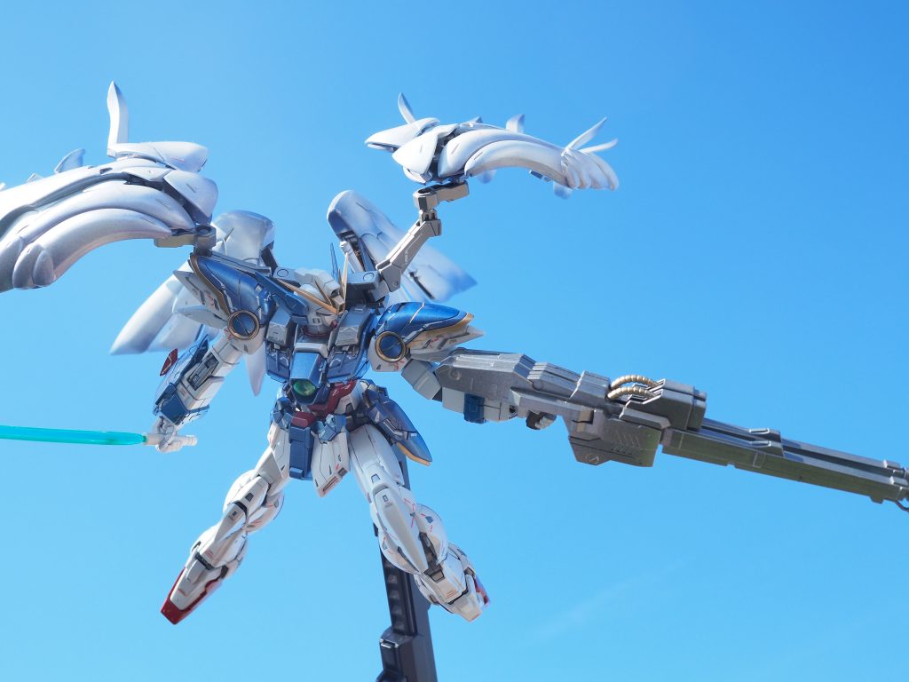 ツインバスターライフルの保持が安定するので、ポージングの自由度も高い!と感動しました。翼はメタリックパープルでグラデーションをかけた上からムーンストーンパールを吹いています。自然光では質感がより際立ってくれました。