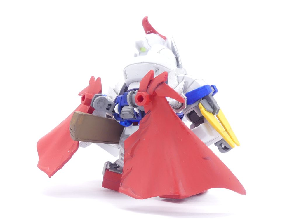 …実のところ、最近はガンプラ製作についてはちょっとスランプというか熱意が失われつつあるのが怖いというか…「放課後」スタート当初は「今ならできるはず」と思ってやったことが「案外うまくいかないな」となってしまっていたり。やはり自分は万年初心者なのですね。そんなこともあり、今回は設定からして万年初心者のガンプラになりました……とはいえ、コロナ禍以来久々に訪れた秋葉原工作室でリターダーの話を聞き、ようやっと使い始めた筆塗りモデラーです…後ろから。マントはナイトストライクガンダムの二分割。剣・さやは自作。