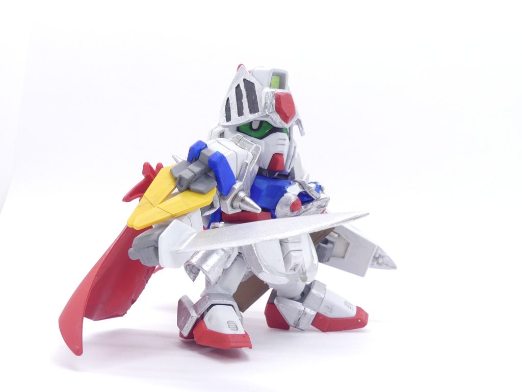 ヴァジュラソード:プラ板を切り出して作られた唯一の武装。「本当は愛馬・デュートリオンとかジョブチェンジとかやらせたかったんだよなぁ」とは演者の弁。とはいえ威力としては非常に高いものを持つ。ナイトシールド:旧HGのインパルスの盾をベースにビルドされたシールド。単純な攻撃ならこれではねのける。「今ならできるはず」と結構いろいろと仕込もうとしたのですが時間が取れず&うまくいかず…結局はガンプラとして成立する最低限度の武装と能力になりました。肩アーマーの接続の一部に30MMの肩接続パーツを使っているのはその名残です(ゆるゆるながらジャスティスナイトの肩アーマーに無改造取り付け可能)。いつか…パーツだけは一応買ってある…なお、今回の手首はいつもの「放課後」色にしてありますが…右手首は旧HG、左手首はキットのままです。