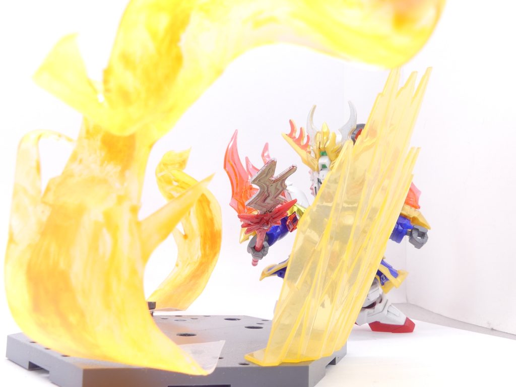 「俺だって…ガンプラは、万年初心者だ!」彼のガンプラのレベルは、正直言って高いとは言えません。もちろん、電書「エバーブック」の事も知っているのだから…大切なガンプラを壊されたくない気持ちもあったのでしょう。「弱くたってみっともなくたって…この役で、戦うわ!」サクラは彼と意気投合しました。始まる特訓。サクラはいろんな話から、張飛ゴッドガンダムに必殺技があることを知っていました。「爆熱、大雷蛇!!」「(混ざっちゃってる…!)」サクラの特訓の報を聞き数ヶ月ぶりに部室に駆けつけたアマミチも、このでたらめさには少しあわあわ。「三国伝」の方の張飛ガンダムと「三国創傑伝」の方の張飛ゴッドガンダム、二人の必殺技は混ざってしまい…とにかく、技は出ました。もちろん、それはインパルスを倒すことはありませんでした。彼らはバトルを通して、お互いの思いを知ったのです。アマミチはそんな彼女に、パーツをプレゼントしてあげました(次回)。僕がそのままなのは嫌だ。そう思うようになったアマミチは、またガンプラ部に顔を出すようになったのです。その一方、コウシロウは、アマミチの父・マサミチの指導の下、遂に自身のガンプラを完成させました。それが、マサミチが妻と決めた計画であることを知らずに…(次回を待て!)