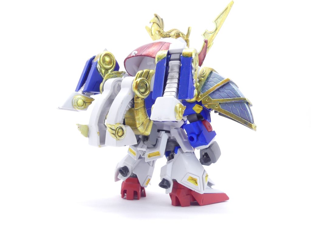 後ろから。脚部の大群を背負っています。基本的に、疾風剣豪の頭・肩鎧は少しいじればフィット可能。ただし、本連載の方針上もあって各鎧はテンションだけではまっているような状態です。肩鎧後ろに背負った脚部など干渉する部分もあるし後日使うかもしれないところも考えて(拡張については何も考えていません)…腰鎧は疾風剣豪腰にボールデンで3ミリ穴を構築。胸鎧は疾風剣豪から切り取り、元祖SDにリスペクトされた赤色で塗装しました。