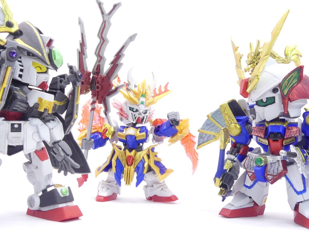 Page9「結集のクロスゼータ」シイナ・アマミチがガンプラ部に戻ってきた頃。カスガ・コウシロウは、シイナ・マサミチの助力を受け、自身初の改造ガンプラを完成させることができました。武者クロスゼータ(当て字をいちいち書くのもあれなので地の文ではこちらで…)。かつてマサミチが使っていた元祖SDの武者精多頑駄無にヒントとインスピレーションを受けてビルドされた、SDCSZガンダムベースのガンプラです。「お前はそのガンプラを愛し、ぶっ壊れるまで使うと…誓うか?」「…愛しますとも。人生初の改造ガンプラ!僕の分身、駆路守精多!」そんな確認がなされ…コウシロウの決意を聞いたマサミチは、「ネバーランド」のレジの下に隠されていたものを彼に手渡します。「エバーブック」。かつて、アマミチの母・シイナ(旧姓コテサシ)・ユイが使用していたブックです。ユイは199X年の戦いの後、「エバーランド」での一件を本当は忘れたかったそう、ですが…アマミチの不調などもあり、マサミチは説得に説得を重ね、彼が直々に選んだコウシロウにブックを託すことを許可してくれたのです。…コウシロウには結構、ばればれのようでした。「関節強度とかパーツの外れやすさがどうとか、普通なら言いませんよね?」マサミチの指導は、初ガンプラ改造のコウシロウにとって、どことなくビルドシリーズの展開のそれに聞こえていたようで……とにかく、復帰したアマミチにいつも通りのサクラ、そして新たにログインするコウシロウ。「ガンプラ部」は3冊のオリジナル「エバーブック」を所持し、イルマ先生やサトルの読み手で再度冒険をスタートさせました。…そしてそれは、文字通り「誰もが」待ち望んでいたのです…(次回を待て!)