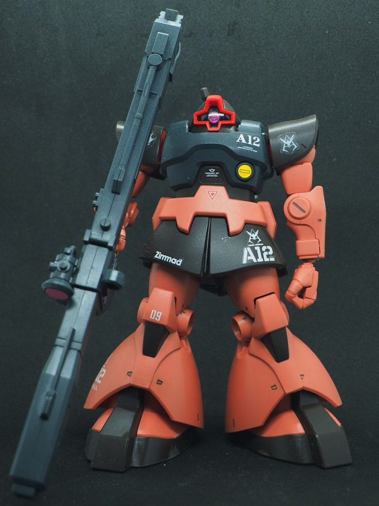 ビームバズーカを構えても腕が下がらないのは見事ですね(zaku-kao5)