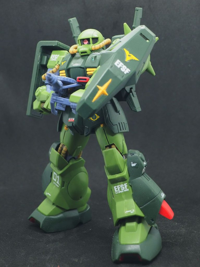 脛の合わせ目が消せなくて思いっきり目立ちます(zaku-kao4)やすりで削りまくったんですけど・・・接着剤で変色しちゃったんですね(zaku-kao9)