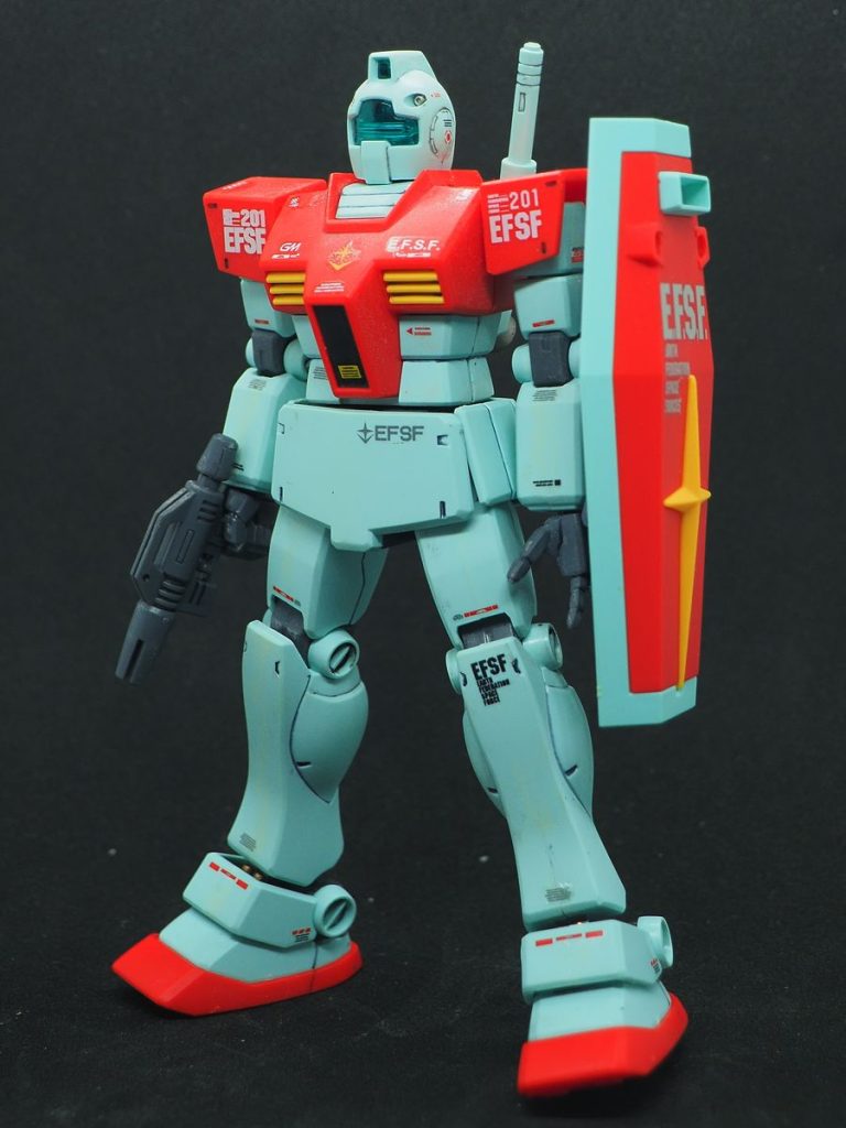 あまりデカールを貼ると、シンプルさが失われるんじゃないかと思って少な目にしています(gundam-kao5)