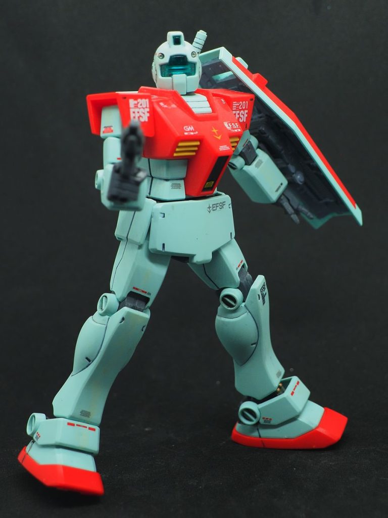 目立つ所がないので、シールド裏はグレー塗装(gundam-kao6)