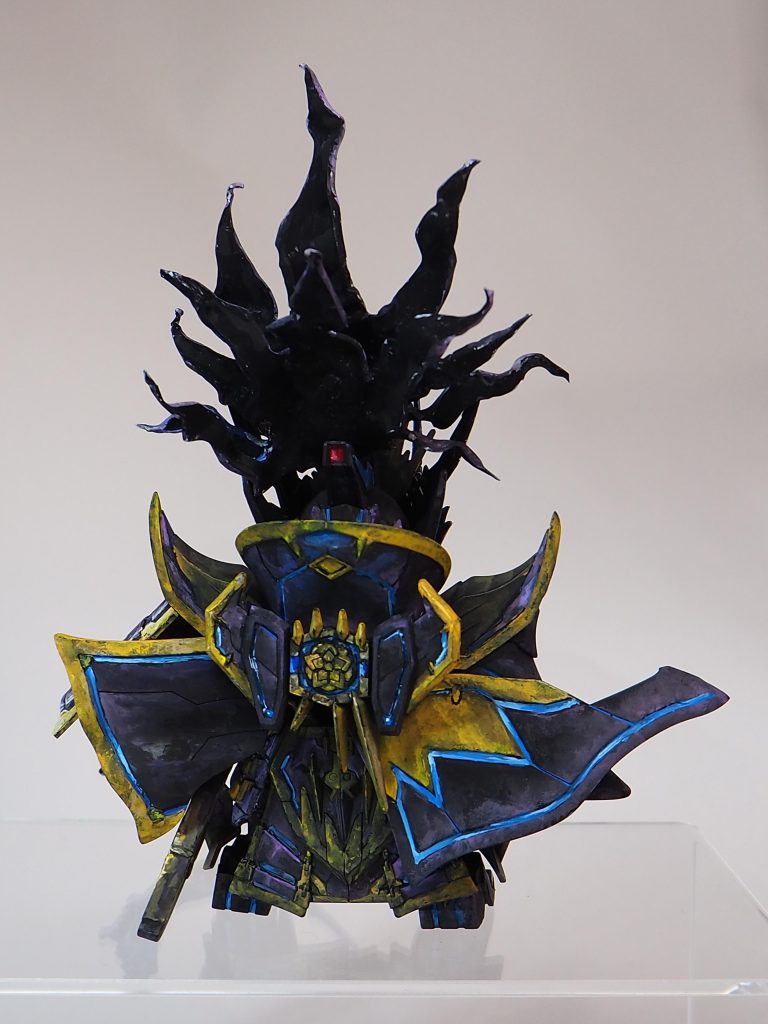 髪の毛裏は黒く塗っただけですね。スミマセン。信長エピオンのマント裏の色の塗り分け資料が全く無くて唯一検索で調べられたのがGUNSTAがご縁でお知り合いになったSDモデラーさんの作品だったのも懐かしい思い出ですねぇ。