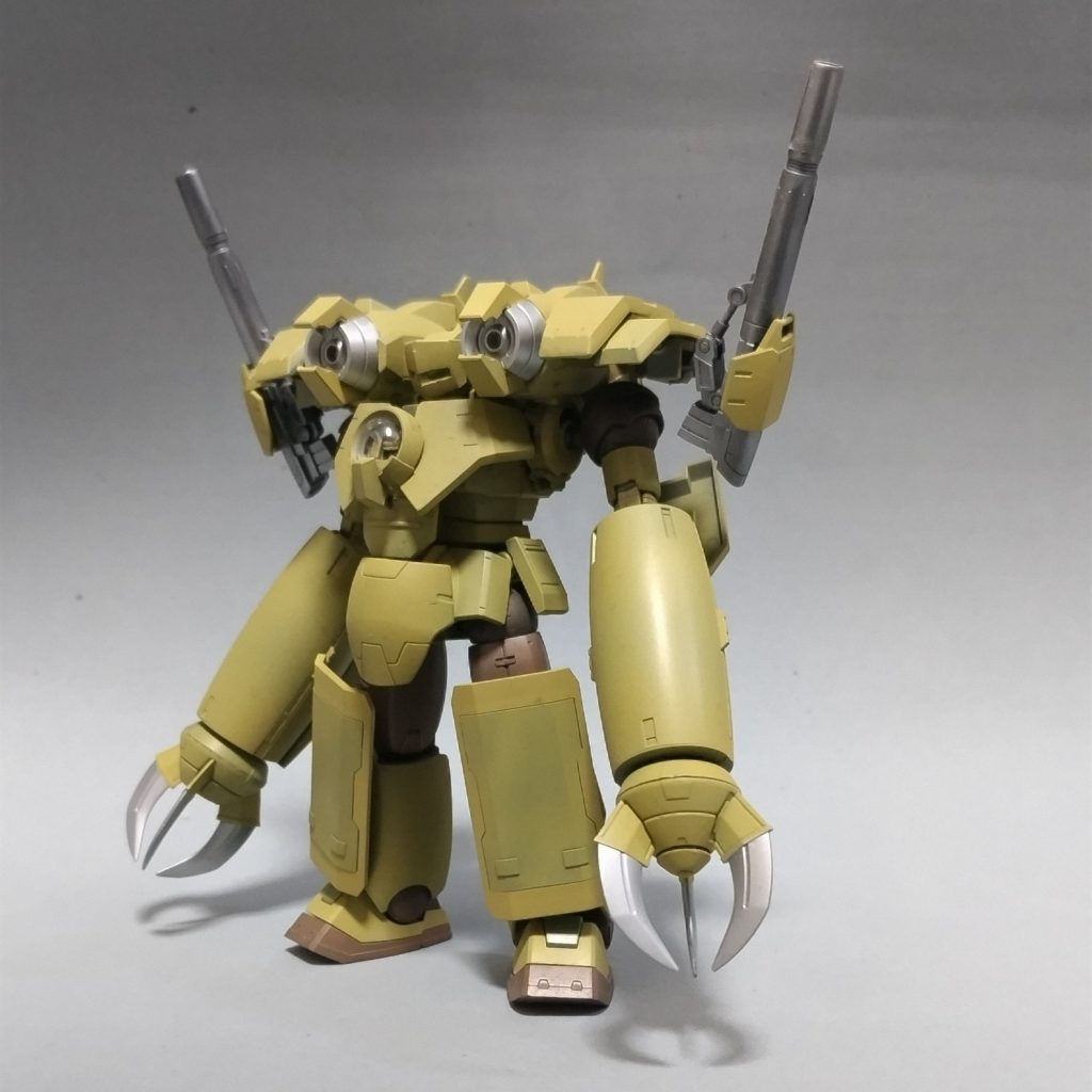 肩の戦車砲はガンキャノンのものを。元ネタより大口径です。体はガンキャノンのままですが、他のガンプラパーツを使用してそれっぽく。 
