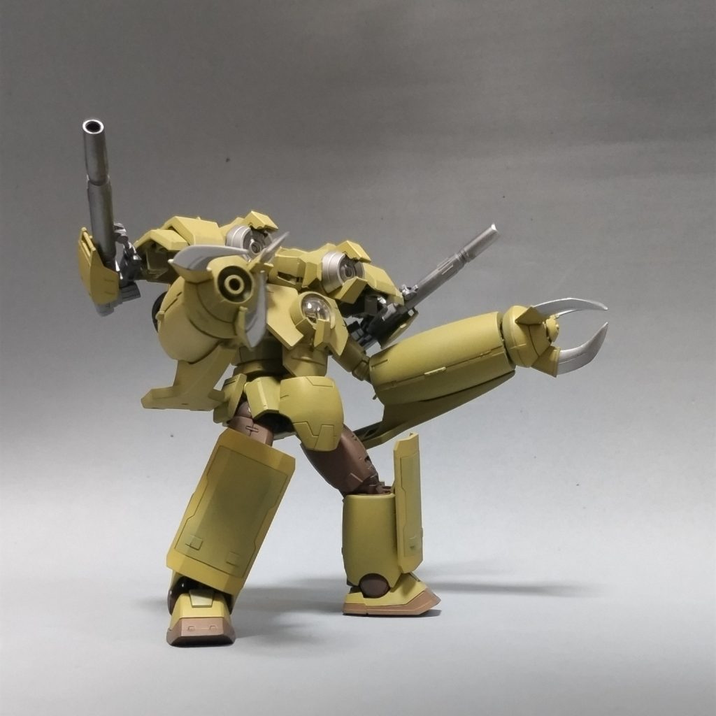 それなりに可動しますが、ダイナミックな動きは苦手です。胸のモジュールカバーはスローネのGNドライブから。顔はレギンレイズの足首アーマーを加工しました。