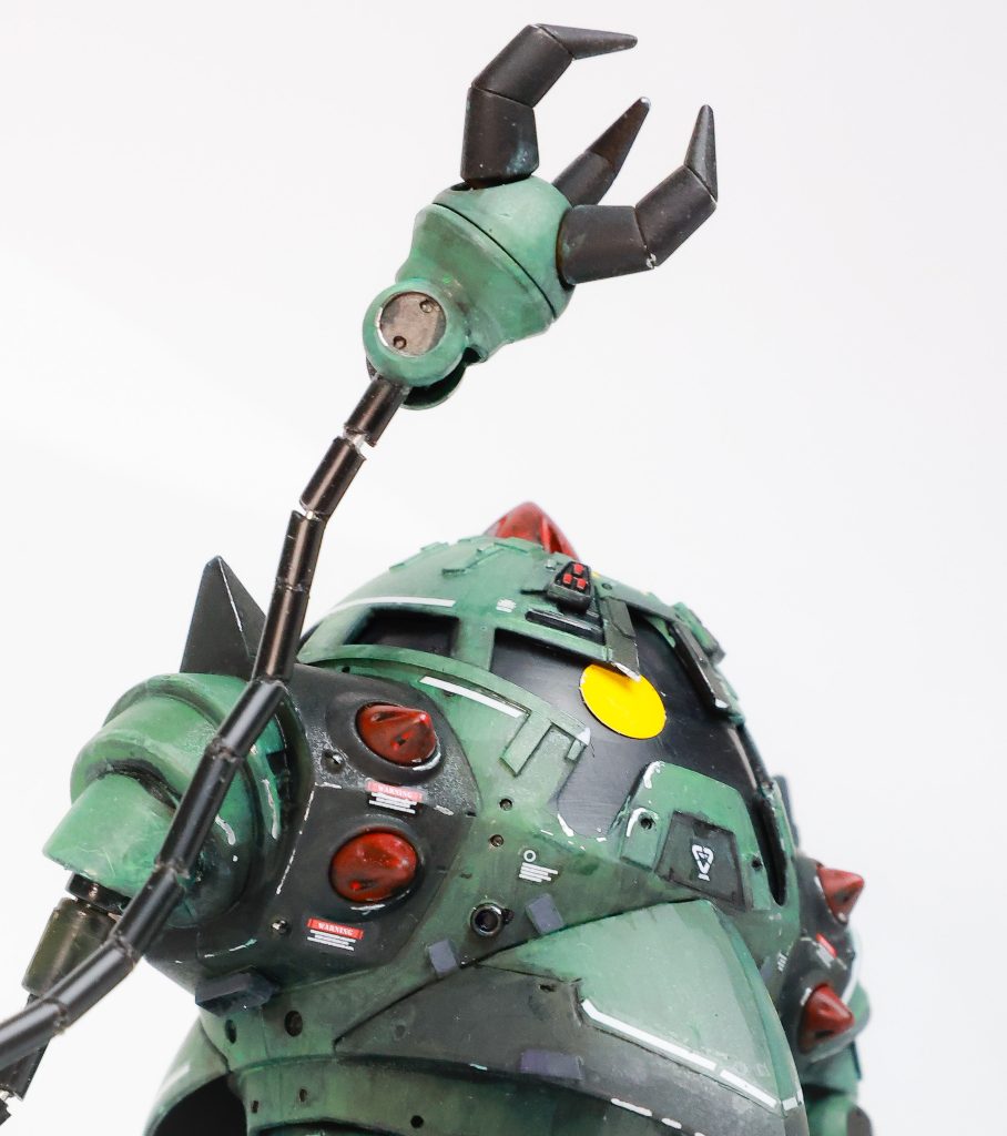 クローが似てるので、ローゼン・ズールのように有線インコムクロー化して手のひらにビーム口をつけました。インコム化によって固定ビーム砲に加えてより立体的な攻撃ができるようになります。