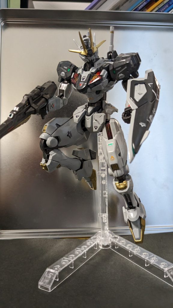 軽装モード武装はHGACのウイングのライフルとシールド、エアリアルのシールドを組み換えてシールドや打撃武器、ビットとなんでもできるという妄想でやっていますw