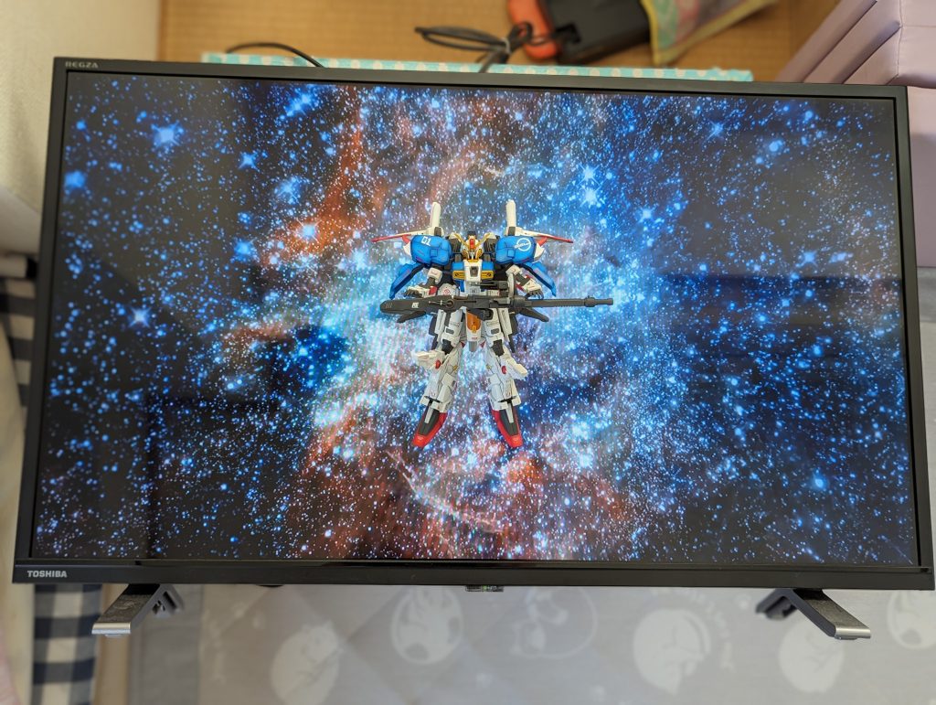 なんのこたないモニターを寝かせて作品を置いて撮影。