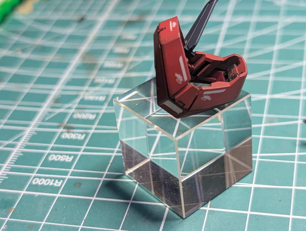 このアンクルパーツは、多分RGエピオンを作った方にしか解らない事ですが、このアンクルパーツは左右対称パーツがゆえ、ウイングが両方付くようになってるので、ウイングを取り付ける【スリット】が有ります。そこにディテールパーツで蓋をしました。