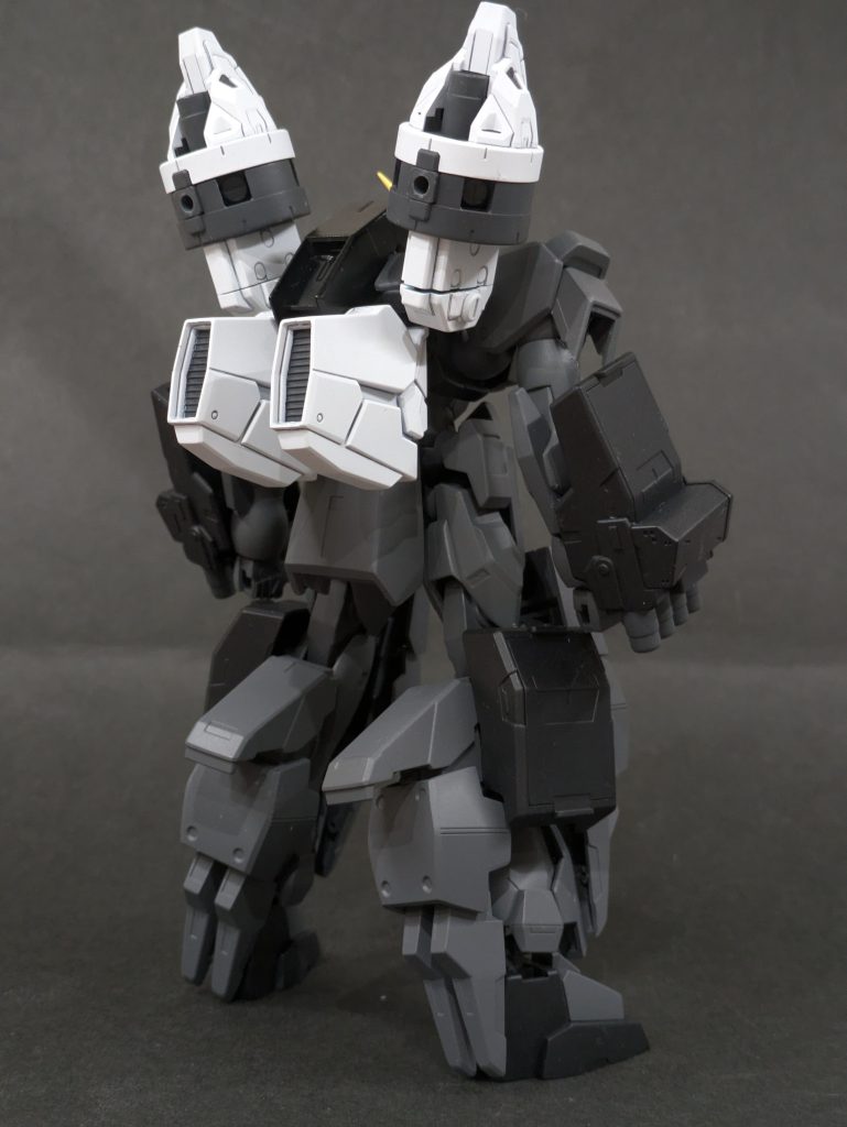 ラファエルが華奢なのでセラヴィー系のジャンクパーツをメインに使ってマッシブなフォルムに