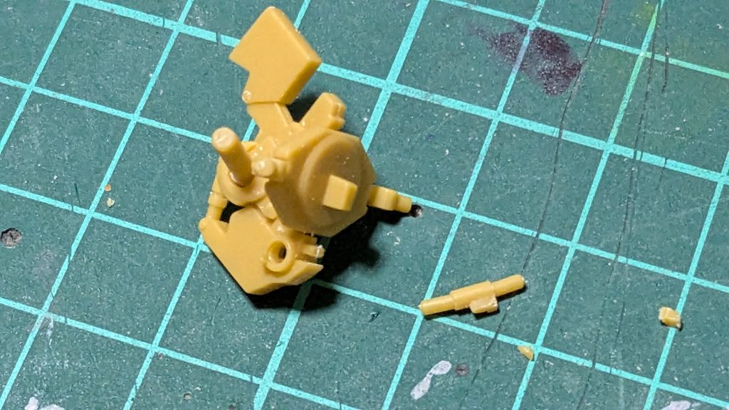 組み易かったジ・Oですが、このパーツだけ苦労しました。右側の穴を少し削ったら填まる様になりました。