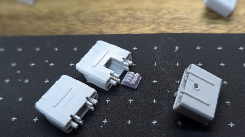 制作工程の紹介です。まずは自作パーツです。機能・構造的な解釈を考えずに、思うがままにフィン状のパーツを取り付けました。３Dプリンターでの初出力品となり、今後も使用していきます。