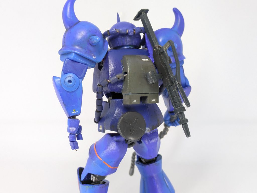 ネオジム磁石を随所に仕込んだので、武器を懸架することができます。