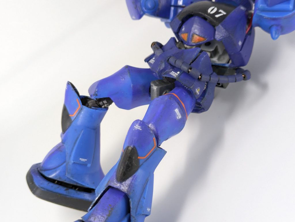 グフ改造の山場は、股関節の可動化ですが、今回は元のキットを切り刻みたくなかったので、関節そのものをスイングさせる形式にしてみました。